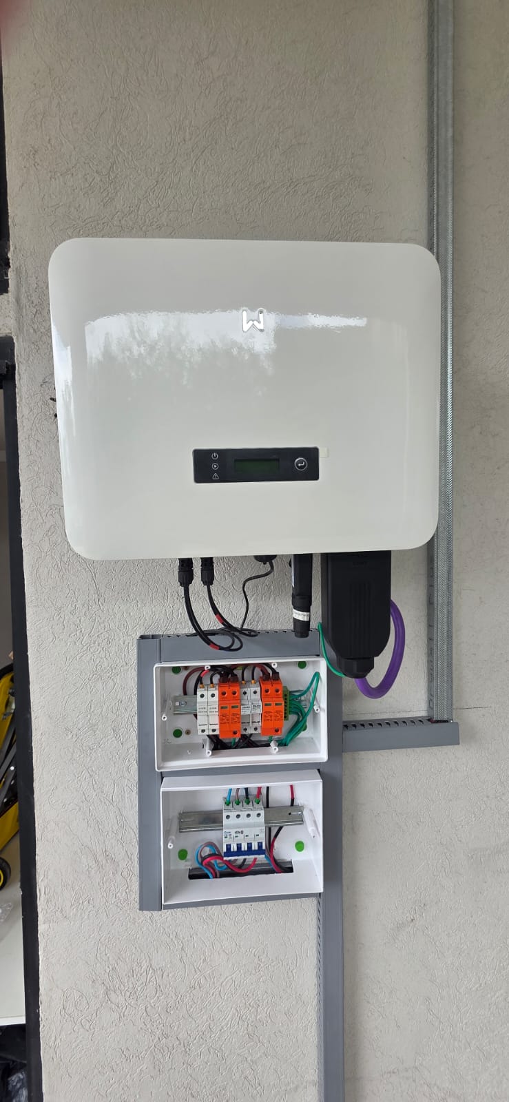 Inversor GoodWe instalado con protecciones