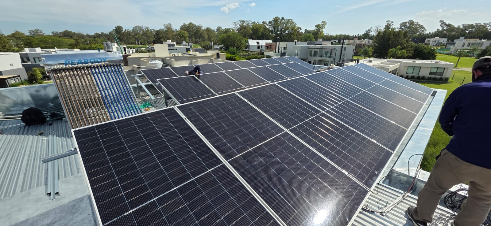 Instalación de 24 paneles solares On Grid en Hudson por HELIORA